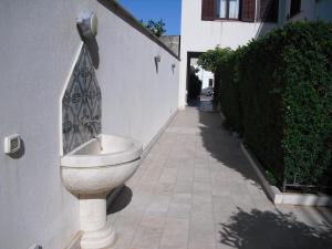 サン・ヴィート・ロ・カーポにあるCasa Mare San Vito Lo Capoの建物側トイレ