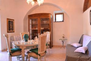 a dining room with a table and chairs at Le Terrazze sui Monti in Tramonti