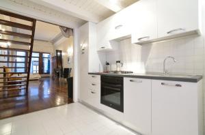 cocina blanca con fregadero y fogones en Santa Marina Studio, en Venecia