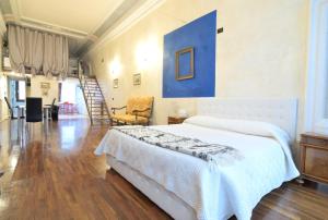 1 dormitorio con 1 cama y una pintura azul en la pared en Santa Marina Studio, en Venecia