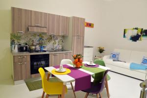 eine Küche mit einem Tisch und Stühlen im Zimmer in der Unterkunft Appartamento Stellamaris in Custonaci