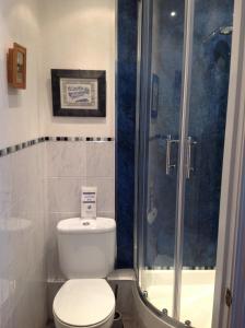 a bathroom with a toilet and a shower at Heathfield Bed and Breakfast in Whitby +21 photos