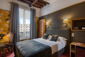 Ένα ή περισσότερα κρεβάτια σε δωμάτιο στο Hôtel Saint-Paul Rive-Gauche