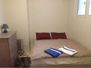 En eller flere senger på et rom på LE MIRAGE, SEA FRONT view, 3 bedrooms, 100m