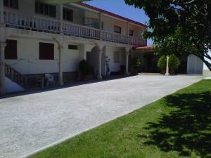 une allée vide devant un bâtiment dans l'établissement Verde y Mar, à Noalla