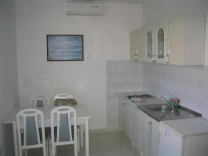 Kuchyň nebo kuchyňský kout v ubytování Apartments Lena