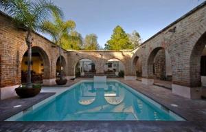 Bazén v ubytování Hacienda Sepulveda Hotel & Spa nebo v jeho okolí
