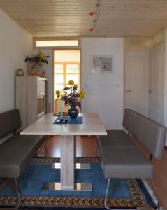ドムボーバールにあるFerienhaus Gunarasのダイニングルーム(木製テーブル、ベンチ付)