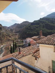 widok na wioskę z górami w tle w obiekcie Barranco de la Olla by Apartamentos Arnedillo w mieście Arnedillo