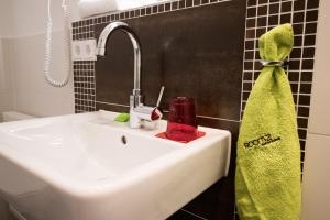 Koupelna v ubytování ROOM'Z zimmeraufzeit + 16 fotografií