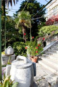 un conjunto de escaleras con flores y plantas en Villa Iveta, en Dubrovnik