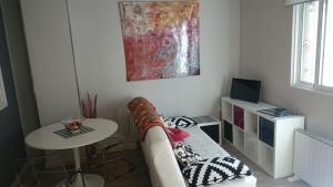 Apartamento Cigüeña في سرقسطة: غرفة معيشة مع أريكة وطاولة