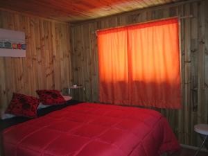 Postel nebo postele na pokoji v ubytování Cabañas Tu Bosque