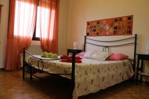 Appartamento Galileo في بادوفا: غرفة نوم مع سرير عليه لوحة
