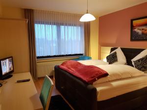 Ein Bett oder Betten in einem Zimmer der Unterkunft Legend Hotel