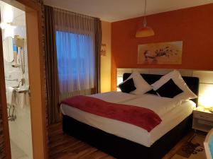 Postel nebo postele na pokoji v ubytování Legend Hotel