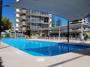 una piscina di fronte a un edificio di Sunbird Beach Resort Gold Coast a Gold Coast Altre 32 foto