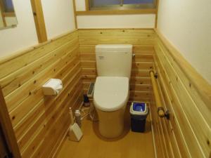 a bathroom with a toilet and a sink at Shukubo Komadori-Sanso in Ome