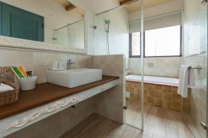 un bagno con lavandino, specchio e doccia di Charmole a Wujie Altre 37 foto