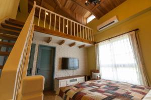 una camera con letto, scala e TV di Charmole a Wujie