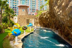 um escorrega aquático no Resort Disney World em Grand Carribean by Tech em South Pattaya