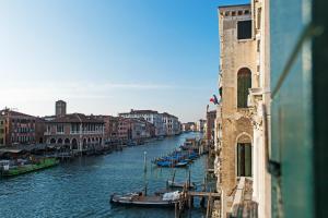 uma vista para um canal com barcos na água em Locanda Leon Bianco on the Grand Canal em Veneza