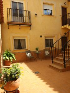 un patio de un edificio con escaleras y plantas en Casa Rural Sierra De Coripe, en Coripe