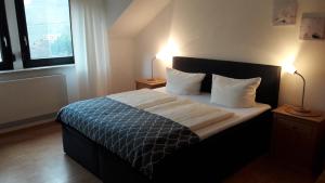 Ένα ή περισσότερα κρεβάτια σε δωμάτιο στο Haus Grünewald