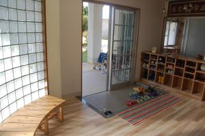 una sala de estar con espejo y una habitación con banco en Minshuku Namisou, en Iriomote
