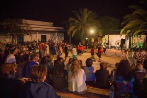 una folla di persone che guarda uno spettacolo sul palco di Villaggio Camping Uria a Foce Varano