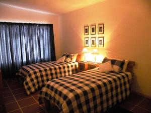 una camera d'albergo con due letti e una finestra di Honne-Hemel a Hondeklipbaai