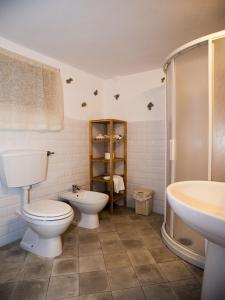 萊萬托的住宿－Il Leudo，浴室配有卫生间、盥洗盆和淋浴。