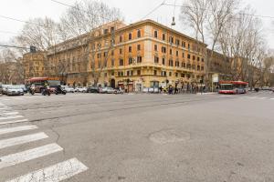 ローマにあるWonderful Time Romeの建物とバスの空き通り