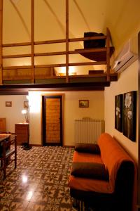 een woonkamer met een bank en een loft bij Valentino in Valenzano