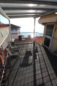 una terraza con sillas, una mesa y el océano en Allure Apartments, en Piran