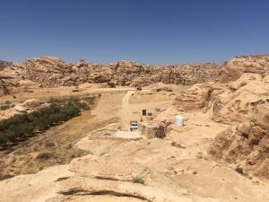 Vue aérienne d'un chemin de terre dans le désert dans l'établissement Petra Cottage, à Al Ḩayy