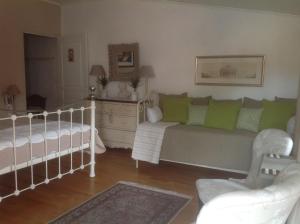 - un salon avec un lit et un lit bébé dans l'établissement Le petit Figuier, à La Roque-dʼAnthéron