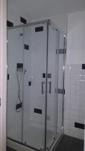 une douche avec une porte vitrée dans une salle de bain dans l'établissement The Hostel, à Sierra Nevada 33 autres photos