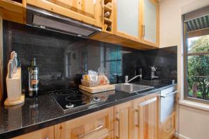 cocina con fregadero y encimera en Stonewell Cottages and Vineyards, en Tanunda