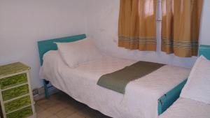 a small bedroom with a bed and a window at Hostería Bello Horizonte in La Paz