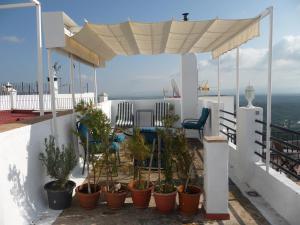 un balcón con macetas en una casa en Casa Sol, en Vejer de la Frontera