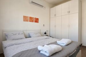 Un pat sau paturi într-o cameră la Eliyahu Salman Apartment