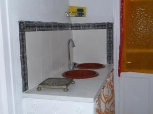 a bathroom with two sinks on a counter at Casa Sol in Vejer de la Frontera