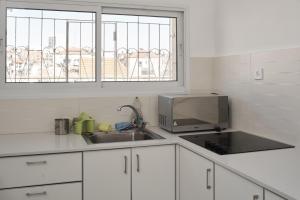 Kuchnia lub aneks kuchenny w obiekcie Eliyahu Salman Apartment