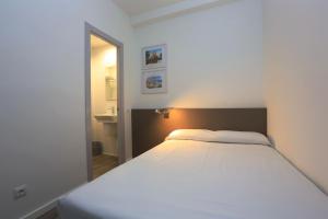 Кровать или кровати в номере Hotel Alguer Camp Nou