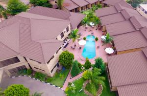 une vue aérienne d'un bâtiment avec une piscine dans l'établissement Mika Hotel Kabulonga, à Lusaka