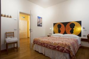 a bedroom with a bed with a painting on the wall at Ai Tagliapietra in Venice