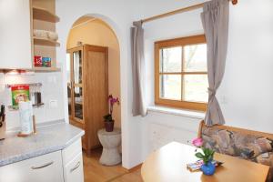 Η κουζίνα ή μικρή κουζίνα στο Chiemsee Comfort-Bungalow mit Garten