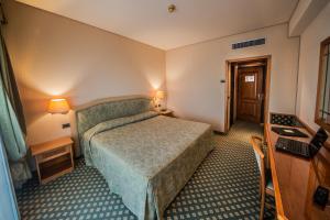 Postel nebo postele na pokoji v ubytování Hotel Valdarno