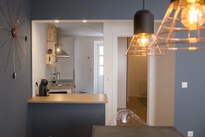 una cucina con un lavello e un bancone in una stanza di Ocean Center Apartments a Cascais Altre 56 foto